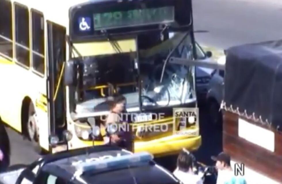Los caños de un flete atravesaron el parabrisas de un colectivo y de milagro no fue tragedia