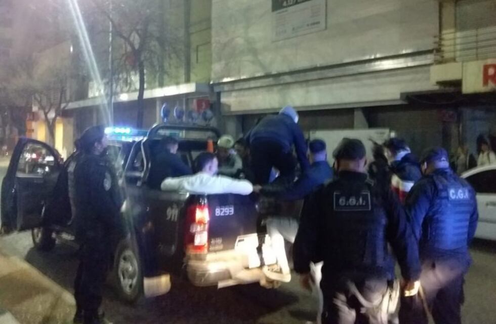 Irrumpieron en otras tres fiestas clandestinas: había 140 personas en total