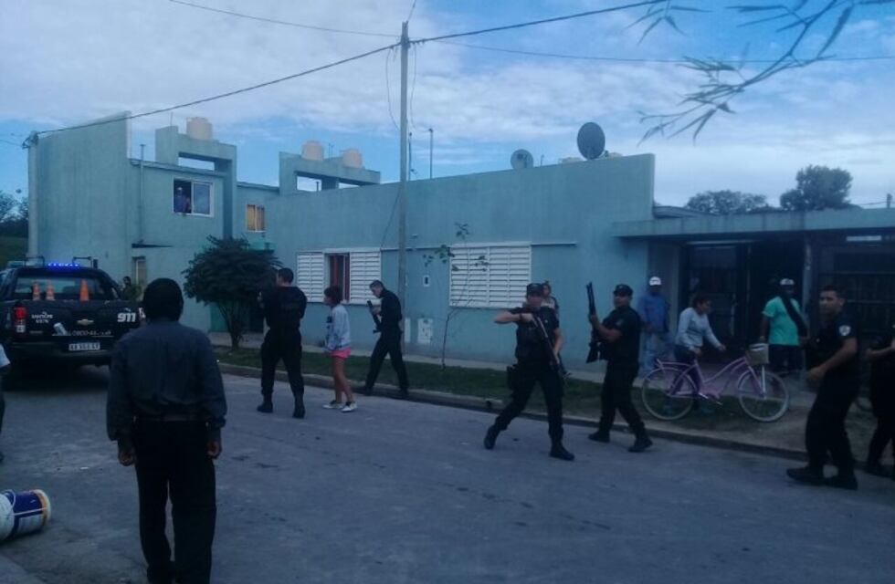 Insólito: vecinos avisaron a policías que tenían a un delincuente en el techo de la comisaría