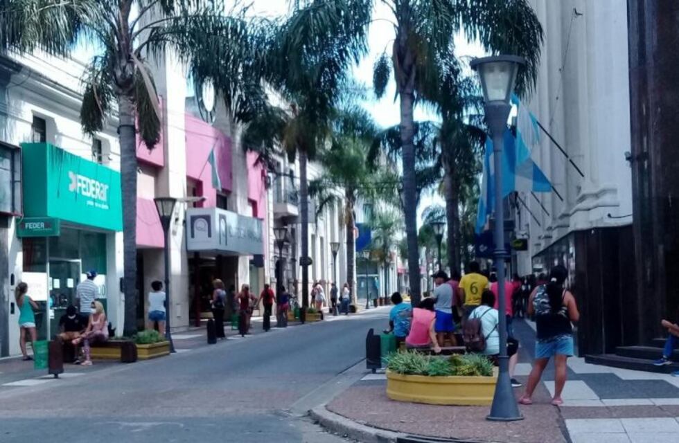 Gualeguaychú cerró la primera semana de aislamiento con largas filas de vecinos en las calles