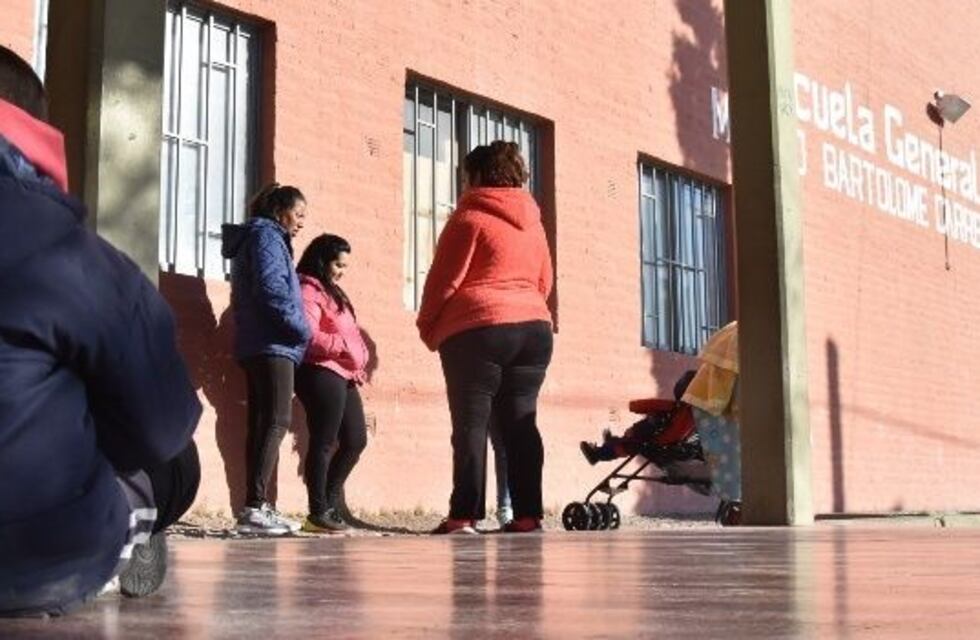 Escándalo por un docente que, en vez de enseñar, llora por amor