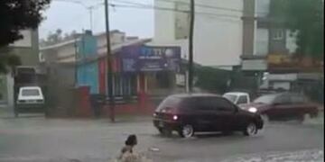 Por la lluvia, las calles de la villa serrano se convirtieron en ríos y a una turista le jugaron una mala pasada\u002E