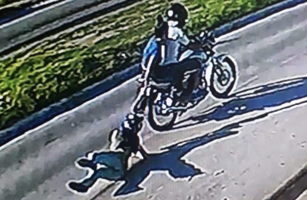 Motochorros arrastraron a una mujer para robarle una cartera que tenía $25