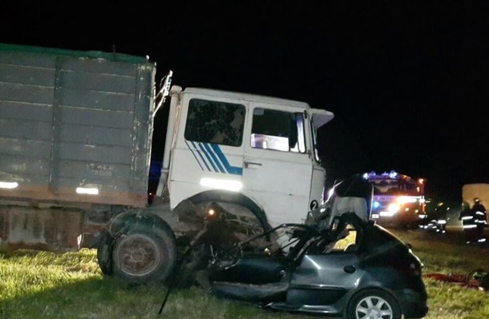 Auto quedó debajo de un camión y su conductor murió en el acto