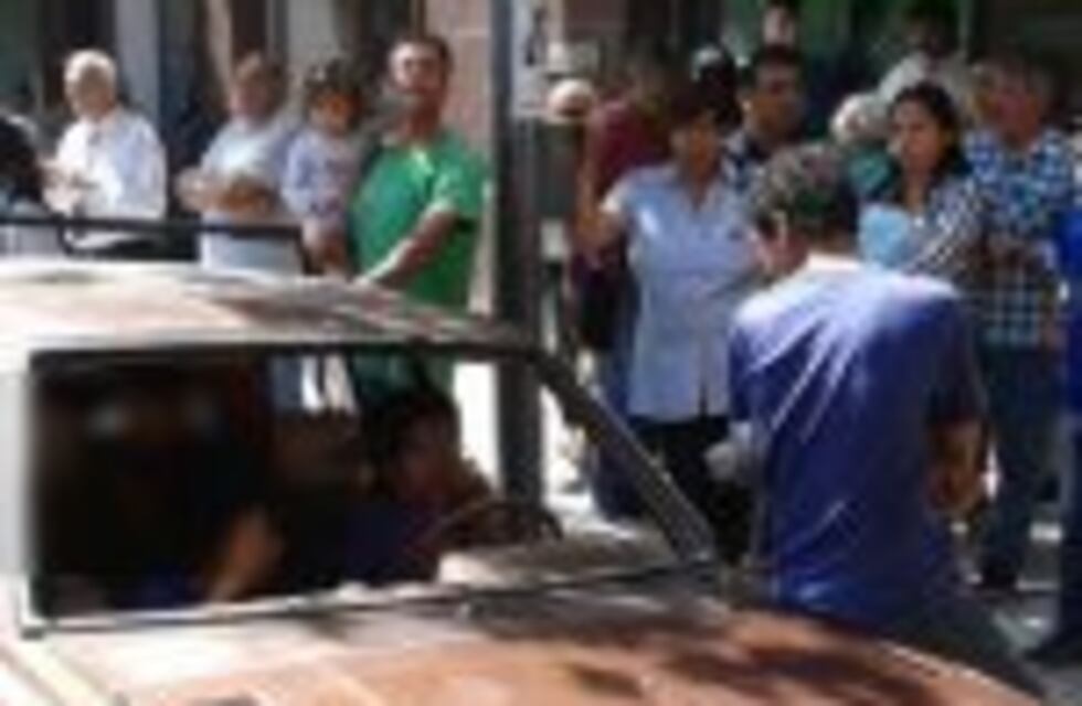 Se atrincheró en su auto con sus 6 hijos para que la grúa no se lo llevara