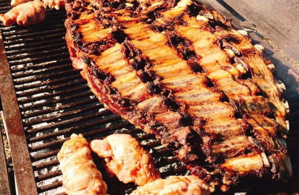 Asamos un costillar a la parrilla en vivo en Día a Día