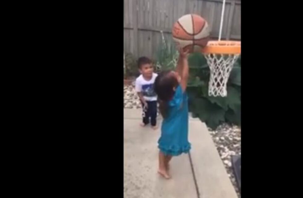 El tierno gesto de un nene de 5 años que juega al básquet con su hermanita