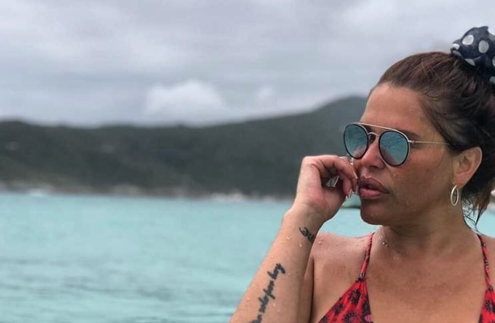 Nazarena Velez posó en topless frente al espejo y se declaró "siempre gata"