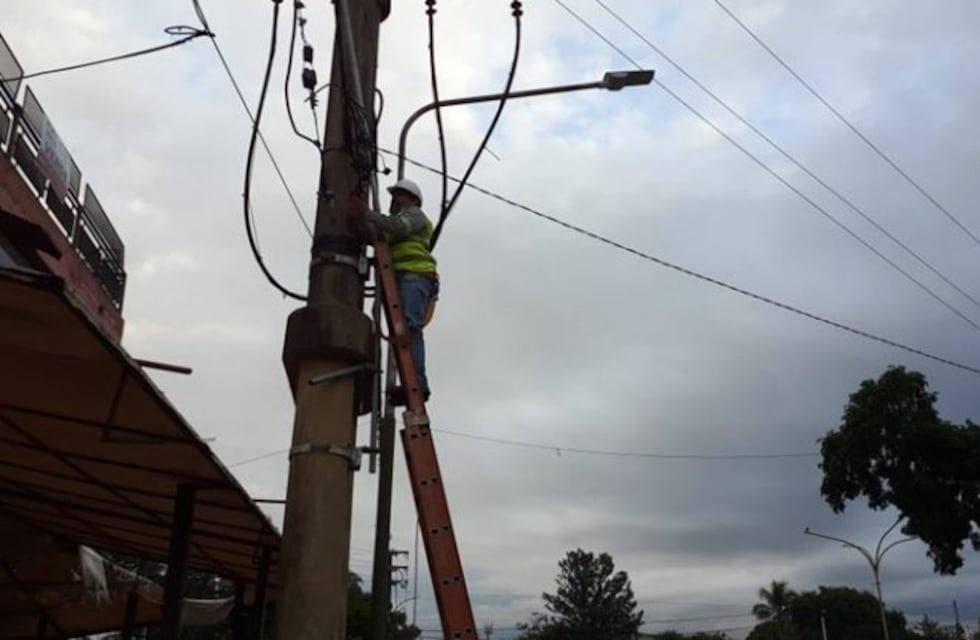 Alumbrado público con lámparas LED en la Avenida Roque Pérez de Posadas
