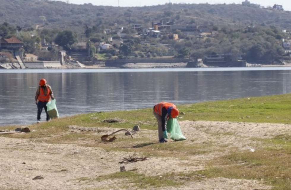 Lago San Roque: el municipio continúa con la limpieza de las costas