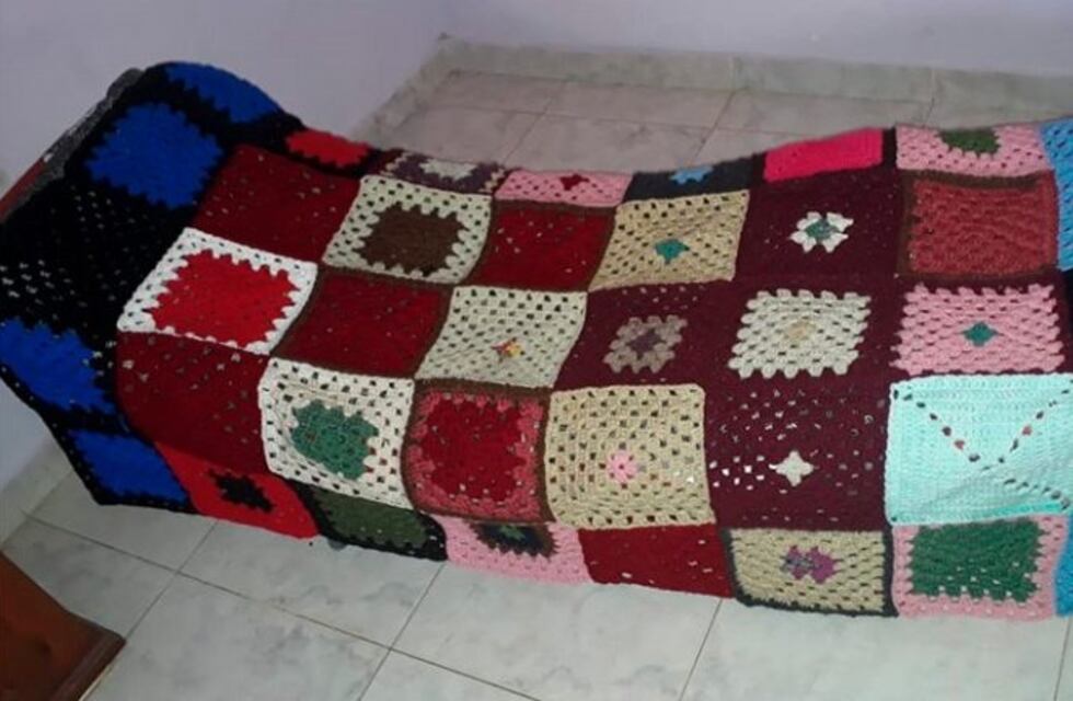 Vecinos de Paraná tejen "cuadraditos de amor" para confeccionar mantas de abrigo