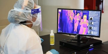 AME8827\u002E BOGOTÁ (COLOMBIA), 25/06/2020\u002E- Una trabajadora revisa este jueves la temperatura de quienes llegan al Aeropuerto Internacional El Dorado, en Bogotá (Colombia)\u002E El aeropuerto El Dorado de Bogotá, tercero más importante de pasajeros en Latinoamérica y primero en transporte de carga, avanza en la implementación de medidas de bioseguridad para proteger a los pasajeros de posibles contagios de coronavirus cuando las aerolíneas regresen a operaciones\u002E EFE/ Carlos Ortega