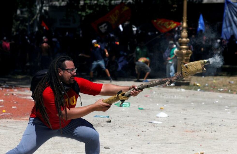 Ofrecen una recompensa de $1.000.000 para dar con el militante del mortero