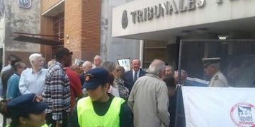 En el lugar se montó un operativo de custodia policial para el ingreso de familiares de miembros de las fuerzas armadas\u002E (@CelinaTidoni)