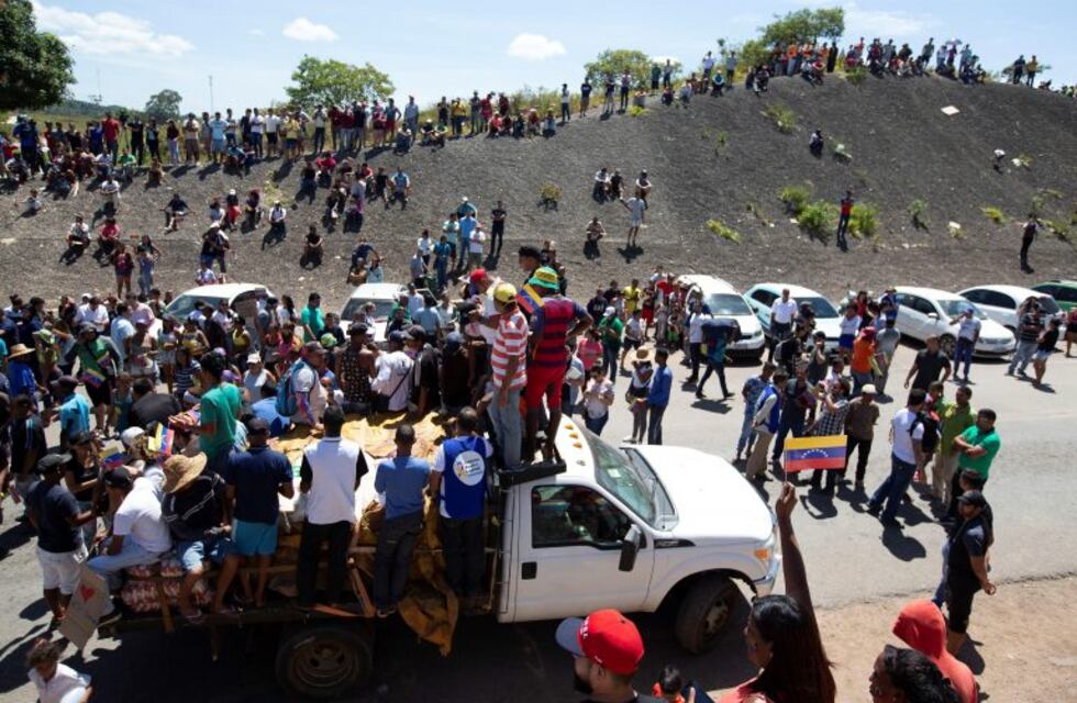 Venezuela: después de la represión, finalmente ingresó el primer camión con ayuda