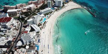-FOTODELDÍA- AME5212\u002E CANCÚN (MÉXICO), 16/09/2020\u002E- Vista este miércoles, de las playas del centro recreativo de Cancún, en el estado de Quintana Roo, del caribe mexicano\u002E México inició su recuperación económica en materia de turismo aunque acogió en julio un 66,6 % menos de turistas internacionales que en el mismo mes de 2019, al pasar de casi 4,2 millones a unos 1,39 millones de viajeros por la pandemia de COVID-19, y pese a que ese era el segundo mes en el que comenzó la reapertura económica del país\u002E EFE/Alonso Cupul