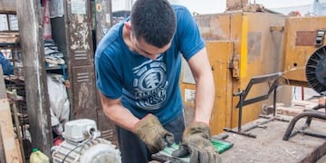 Presos del penal de Olmos arman escobillones con botellas plásticas