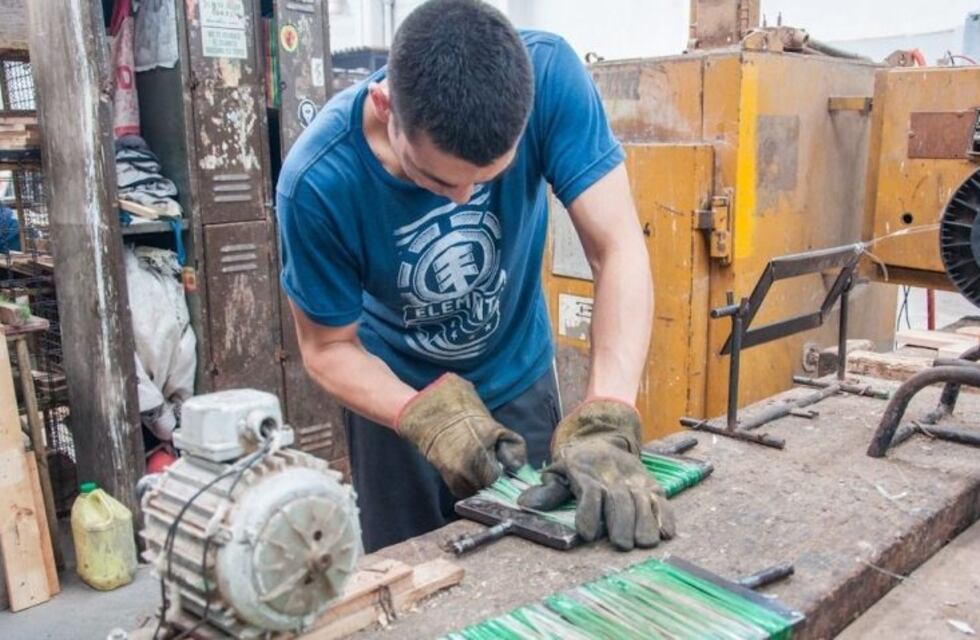 Presos del penal de Olmos arman escobillones con botellas plásticas