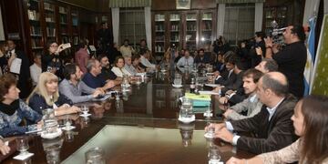 DYN17, LA PLATA 17/04/2017, EL GOBIERNO BONAERENSE Y GREMIOS DOCENTES COMENZARON ESTA TARDE UNA NUEVA REUNIu00d3N Tu00c9CNICA SALARIAL PARA INTENTAR DESTRABAR EL CONFLICTO EN LA PROVINCIA, DONDE LOS MAESTROS CUMPLIERON 16 Du00cdAS DE PARO DESDE EL INICIO DEL CICLO LE