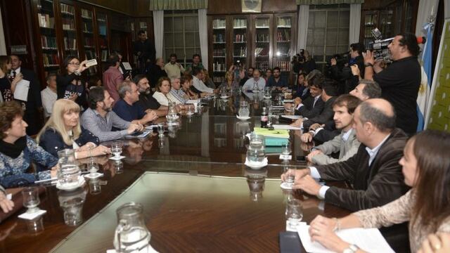 DYN17, LA PLATA 17/04/2017, EL GOBIERNO BONAERENSE Y GREMIOS DOCENTES COMENZARON ESTA TARDE UNA NUEVA REUNIu00d3N Tu00c9CNICA SALARIAL PARA INTENTAR DESTRABAR EL CONFLICTO EN LA PROVINCIA, DONDE LOS MAESTROS CUMPLIERON 16 Du00cdAS DE PARO DESDE EL INICIO DEL CICLO LE
