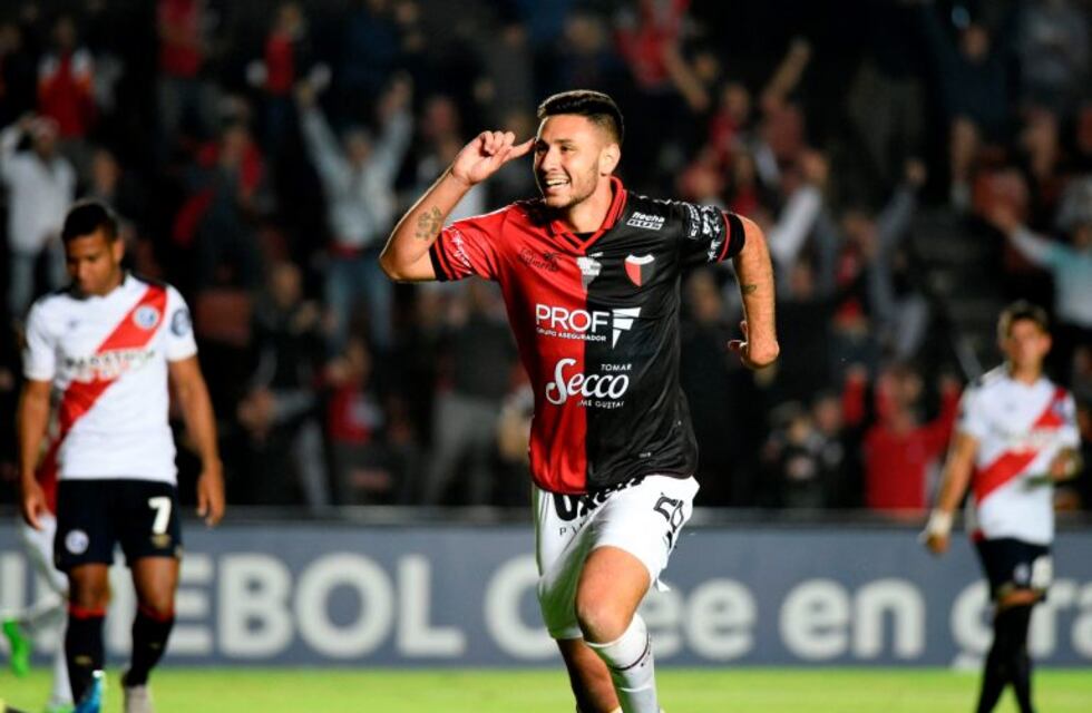 Colón derrotó 2 a 0 a Deportivo Municipal y pasó de ronda en la Sudamericana