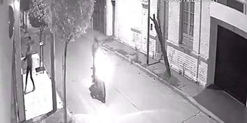 El accionar de los ladrones en barrio Pueyrredón filmado por las cámaras de seguridad\u002E