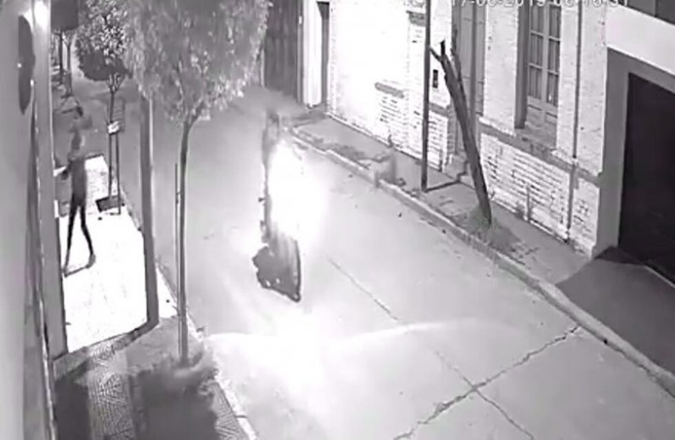 Video: así intentan forzar puertas para robar los motochoros en barrio Pueyrredón