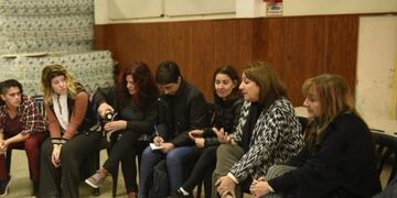 La titular del Palacio de los Leones encabezó una reunión en el Club Nueva Aurora\u002E (@munirosario)