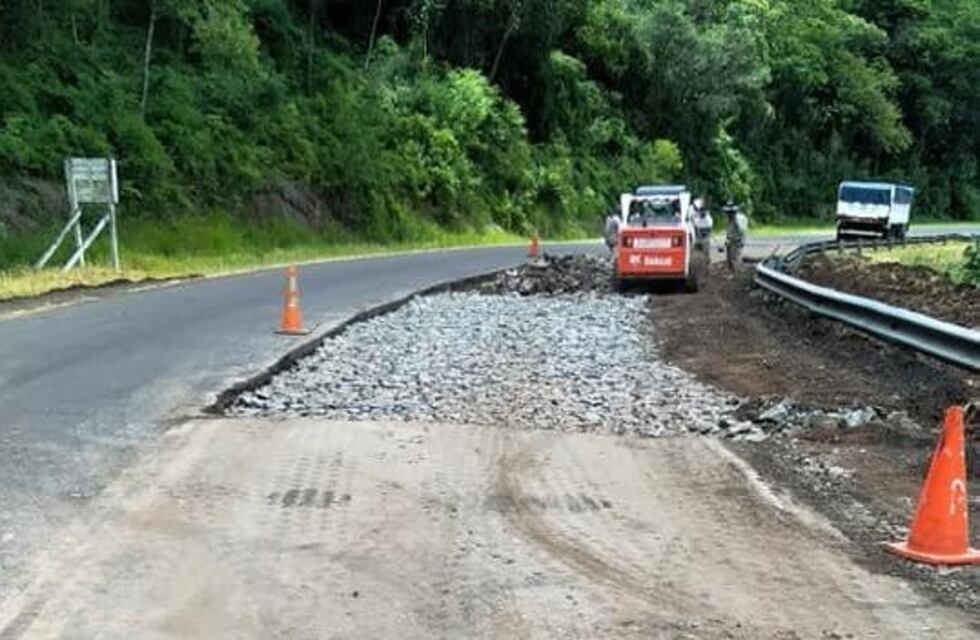 La Dirección Provincial de Vialidad realiza obras de bacheo sobre ruta provincial 17