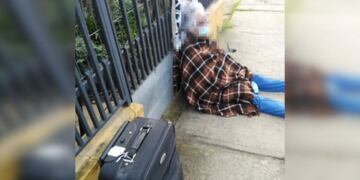 Adriana Lagos, de 76 años, en la vereda de la casa de su hija (Web)