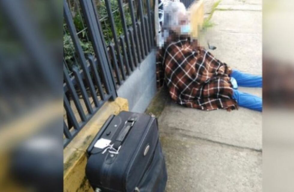 Chile: una mujer echó a su madre de 76 años y la dejó en la vereda con una frazada y una maleta