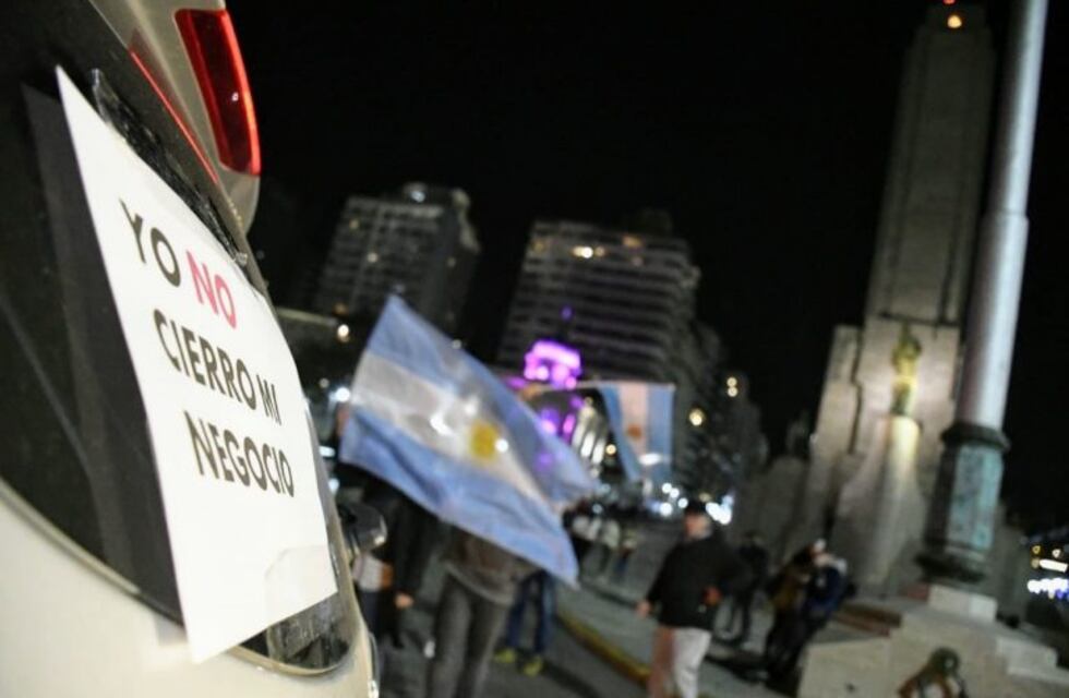 Ruidosa manifestación de rosarinos en rechazo a los cierres por la cuarentena