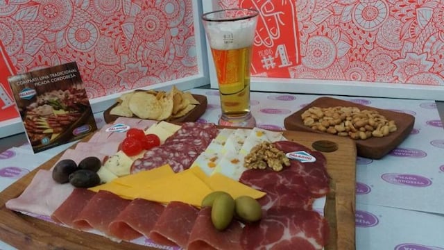 Disfrutu00e1 de una rica picada con amigos.