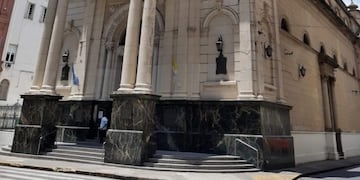 Los delincuentes forzaron una puerta en Buenos Aires y Córdoba\u002E (José Antonio Aguirre)