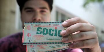 DYN11, BUENOS AIRES 30/11/15, VENTA DE ENTRADAS EN LA SEDE DE HURACAN  FOTO.DYN/PABLO MOLINA buenos aires  venta de entradas para el partido futbol hinchas simpatizantes cola colas venta entradas