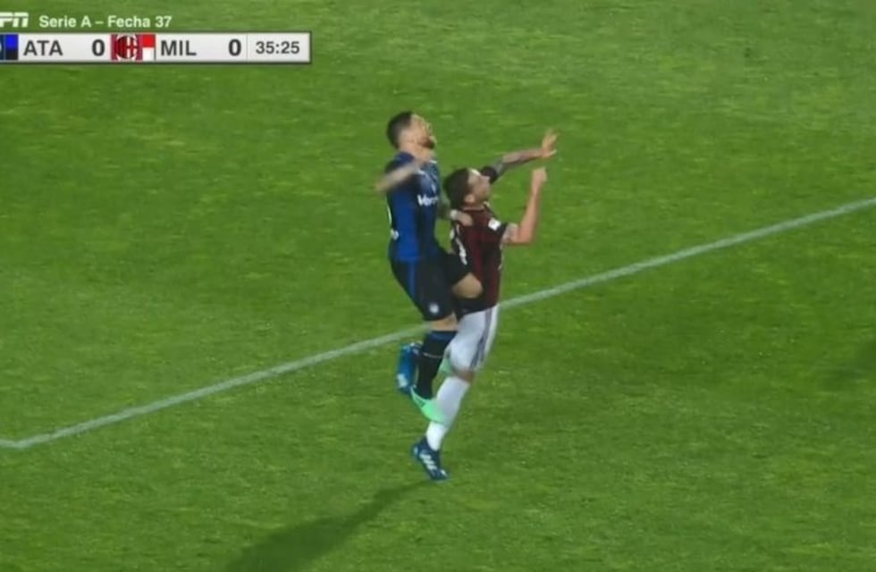 Biglia recibió un tremendo rodillazo de "Papu" Goméz en la espalda y peligra su ida a Rusia