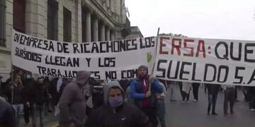 Choferes de colectivos reclaman por sueldos atrasados