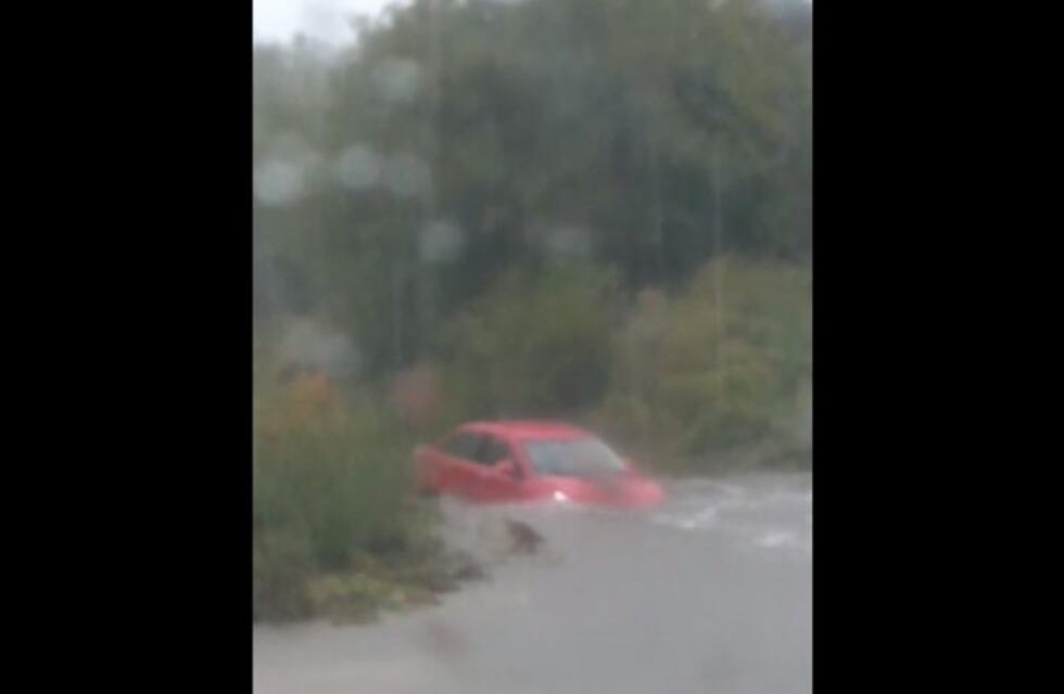 Dramático video: intentaron cruzar un vado con el río crecido y fueron arrastrados