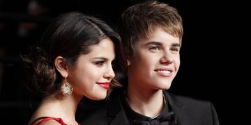 Singers Justin Bieber and Selena Gomez arrive at the 2011 Vanity Fair Oscar party in West Hollywood, California February 27, 2011\u002E REUTERS/Danny Moloshok (UNITED STATES - Tags: ENTERTAINMENT) (OSCARS-PARTY) california eeuu Justin Bieber Selena Gomez entrega premios oscar premios academia hollywood fiesta de vanity fair post entrega premios cantantes juveniles adolescentes