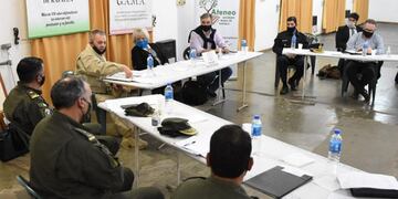 Víctor Sarnaglia con funcionarios municipales y la Sociedad Rural de Rafaela