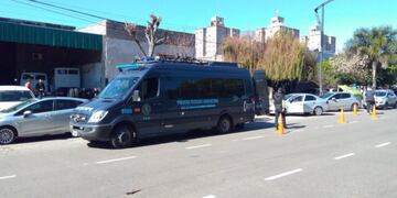 La Policía Federal trabajó en uno de los allanamientos a desarmaderos, en este caso realizado en Oroño al 5000\u002E (@PredroLevyok)