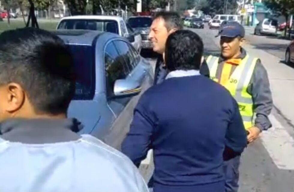 Video: hinchas de la T "pararon" el auto de Kudelka en la Ricchieri para darle un abrazo final
