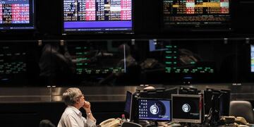 El precio del dólar opera en torno a los $100 en la Bolsa porteña\u002E (EFE)