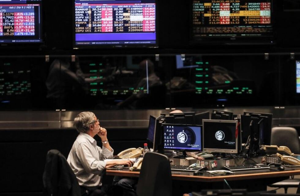 El precio del dólar contado con liquidación superó los $100 en la Bolsa porteña