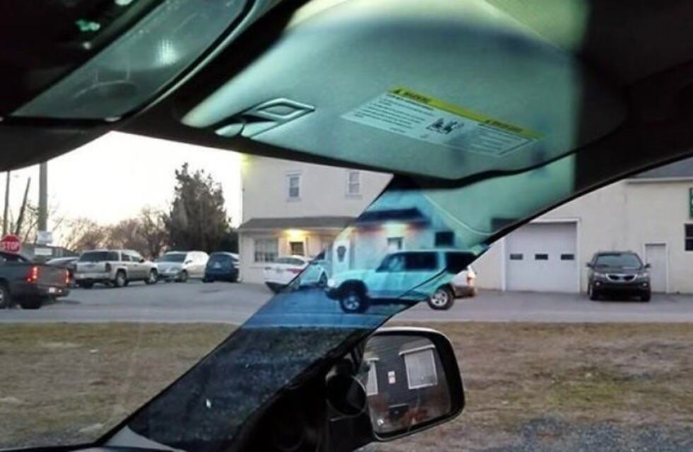 Brillante: una chica de 14 años resolvió el problema del punto ciego de los autos con una cámara y un proyector