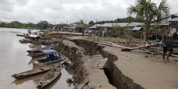 AME6470\u002E PUERTO SANTA GEMA (PERÚ), 26/05/2019\u002E- Vista general de una grieta en el suelo este domingo, después de un terremoto de magnitud 7,5 en la escala de Richter en Puerto Santa Gema, en la ciudad amazónica de Yurimaguas (Perú)\u002E El terremoto que sacudió el corazón de la Amazonía peruana y que se sintió con fuerza en casi todo Perú, Ecuador y en parte de Colombia y Brasil, se saldó con escasos daños personales (1 muerto y 17 heridos, parcialmente) y materiales pese a la enorme alarma que despertó entre la población\u002E EFE/Guadalupe Pardo/POOL