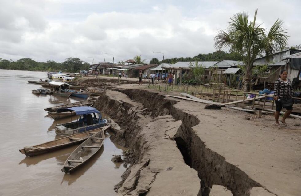 Un muerto y 26 heridos tras un fuerte terremoto en Perú y Ecuador
