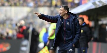 Juan Pablo Vojvoda de estreno en la Bombonera\u002E (Foto: Twitter Talleres)