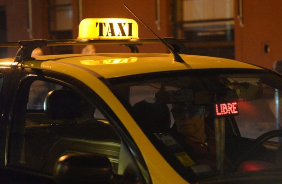 Un menor y su novia asaltaron a un taxista a punta de pistola