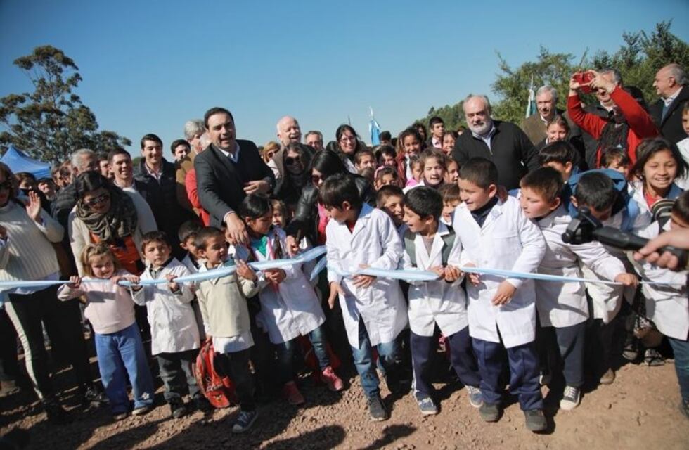 Valdés inauguró 32 kilómetros de ripio en la zona rural de Goya